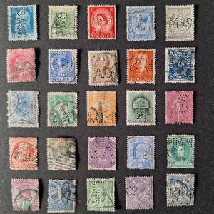 ENVÍO GRATIS; 25 PERFINS de países de todo el mundo, sellos postales clásicos / antiguos usados con perforaciones (los llamados sellos perfin).