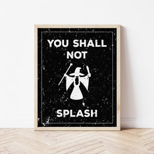 Può includere: Un poster in bianco e nero con uno sfondo usurato che presenta una silhouette di strega e il testo "YOU SHALL NOT SPLASH".