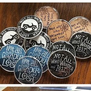 ジオキャッシュのスワッグトークン、ダブルレジンドームカバー、カラープリント画像、ミックスロット。「Not All Who Wander」、tamis2goより