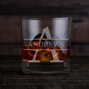 Nombre personalizado e inicial rock glass- Juego de 2 o 4 -Old Fashioned Glass -Laser Engraved Etched Glasses