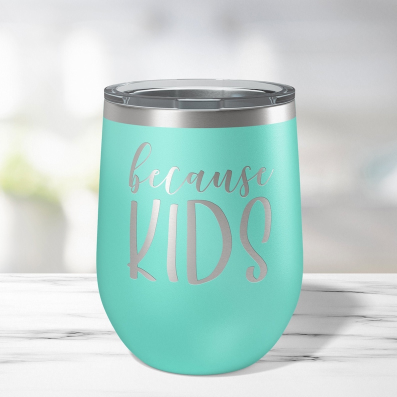 K&ouml;nnte beinhalten: Ein t&uuml;rkisfarbener Edelstahlbecher mit silbernem Deckel. Auf dem Becher steht in silberner Schrift "because kids".