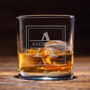 Nombre personalizado e inicial rock glass- Juego de 2 o 4 -Old Fashioned Glass -Laser Engraved Etched Glasses