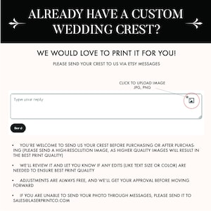 Op de afbeelding: Afbeelding met de tekst "AL EEN AANGEPASTE BRUILOFTKAM?" en "WIJ DRUKKEN HET GRAAG VOOR U!". Instructies over het verzenden van het kam via Etsy-berichten zijn inbegrepen. Er is ook een prompt om een afbeelding te uploaden.