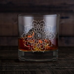 Mandala Rock Glass- Juego de 2 o 4 -Old Fashioned Glass -Laser Engraved Etched Glasses