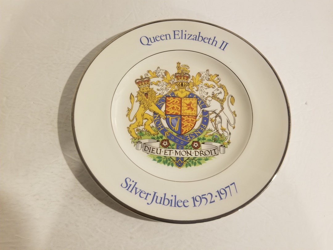 Elizabeth R Plate Queen Elizabeth II Silver Jubilee 1952-1977 Plate 9 7/8