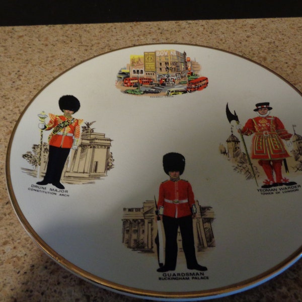 Plate London England Scenes Constition Arch, Buckingham Palace with Guardsman