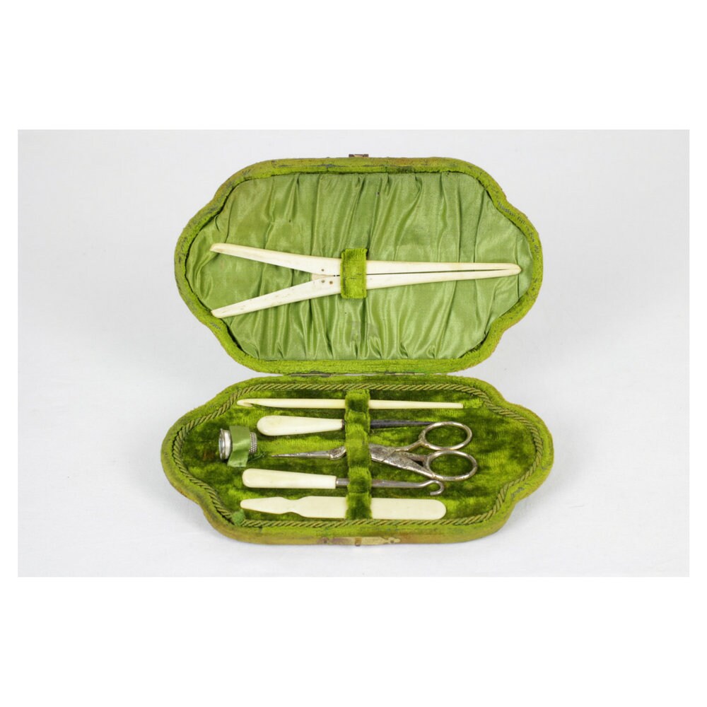 Ladies Français Antique Sewing Set Dans Un Superbe Boîtier en Velours Vert.