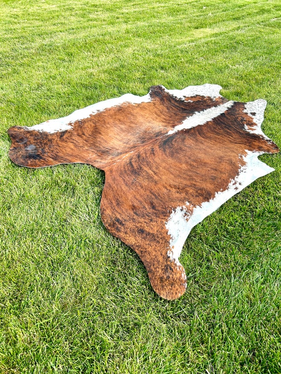 本物の茶色と白の縞模様のブラジル産毛を使用した牛革ラグ、牛革ラグ