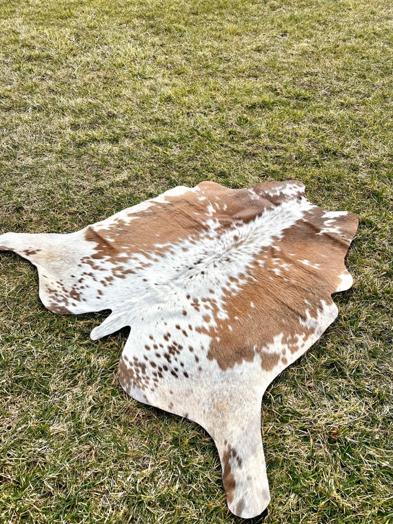 本物の茶色と白の縞模様のブラジル産毛を使用した牛革ラグ、牛革ラグ