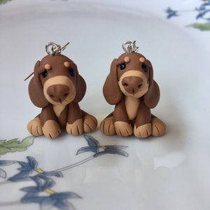 Pendientes de perro salchicha color chocolate y tostado, arcilla polimérica, perro salchicha, pendientes, pendientes de arcilla polimérica