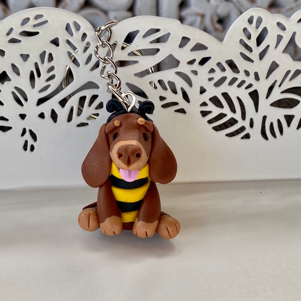 Teckel couleur chocolat et beige avec une abeille à capuche en robe porte-clés en pâte polymère Fimo pour chien abeille