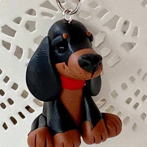 Llavero de perro salchicha negro y tostado, perro salchicha, arcilla polimérica, fimo