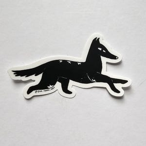 Pegatina impermeable de coyote de primavera con estrella en la espalda, pegatina de coyote, arte de coyote, arte canino, pegatina ilustrada, botella de agua y portátil
