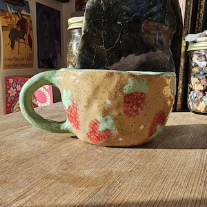 Kleine Erdbeer-Tasse mit Henkel und roten Beeren für alle Ghouls und Gays - Keramik, handbemalt, handgetöpfert, fruchtig, Cottagecore