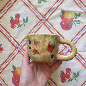 Erdbeer + Blaubeer-Tasse für alle Ghouls und Schwulen mit Henkel - Keramik, handbemalt, handgebaut, Cottage Core, Obstserie