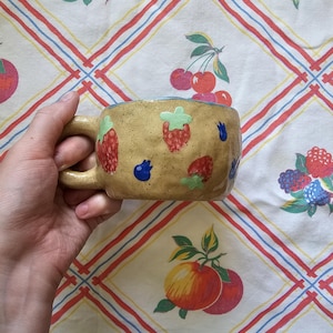 Erdbeer + Blaubeer-Tasse für alle Ghouls und Schwulen mit Henkel - Keramik, handbemalt, handgebaut, Cottage Core, Obstserie
