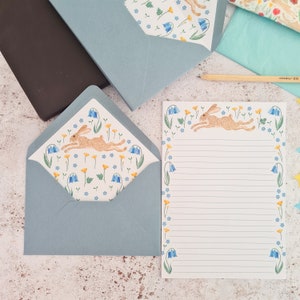 Set d'écriture de lettres - lièvre bondissant et fleurs printanières, jacinthes des bois et renoncules - papier A5 ligné et 5 enveloppes