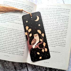Marque-page avec pampille en bronze - Chouette dans un chêne, ciel nocturne avec étoiles - Carte FSC