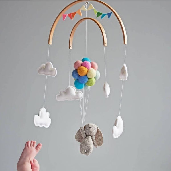 Mobile pour lit de bébé Lapin volant Pastel Arc-en-ciel Ballons Nuages | Voyage dans les bois, décoration de chambre d'enfant, cadeau de naissance, cadeau de naissance, feutre de laine