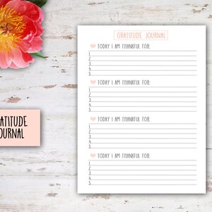 K&ouml;nnte beinhalten: Ein druckbares Dankbarkeitsjournal mit einem rosa Herzen und dem Text "GRATITUDE JOURNAL" oben. Das Journal hat vier Abschnitte mit dem Text "TODAY I AM THANKFUL FOR" und Zeilen zum Schreiben.