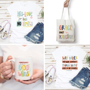 K&ouml;nnte beinhalten: Ein Set aus vier Produkten mit christlichen Botschaften. Ein wei&szlig;es T-Shirt mit dem Text "His Love has No Limits", eine wei&szlig;e Einkaufstasche mit dem Text "Grace over Perfection", eine wei&szlig;e Tasse mit dem Text "spoiler: God Wins" und ein wei&szlig;es T-Shirt mit dem Text "Way Maker Miracle Worker Promise Keeper Light in the Darkness".