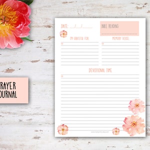 K&ouml;nnte beinhalten: Druckbare Gebetsjournal-Seite mit einem rosafarbenen Blumendesign. Die Seite enth&auml;lt Abschnitte f&uuml;r Datum, Bibellesung, Merkvers, Ich bin dankbar f&uuml;r und Andachtszeit.
