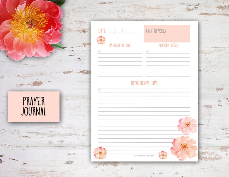 K&ouml;nnte beinhalten: Druckbare Gebetsjournal-Seite mit einem rosafarbenen Blumendesign. Die Seite enth&auml;lt Abschnitte f&uuml;r Datum, Bibellesung, Merkvers, Ich bin dankbar f&uuml;r und Andachtszeit.
