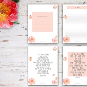 K&ouml;nnte beinhalten: Ein druckbares Tagebuch mit rosafarbenen Blumendesigns und inspirierenden Zitaten aus der Bibel. Das Tagebuch enth&auml;lt eine Seite zum Notieren und eine Seite zum Tagebuchschreiben mit dem Text "Dieses Tagebuch geh&ouml;rt..." oben.