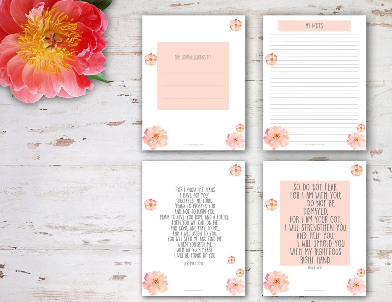 K&ouml;nnte beinhalten: Ein druckbares Tagebuch mit rosafarbenen Blumendesigns und inspirierenden Zitaten aus der Bibel. Das Tagebuch enth&auml;lt eine Seite zum Notieren und eine Seite zum Tagebuchschreiben mit dem Text "Dieses Tagebuch geh&ouml;rt..." oben.