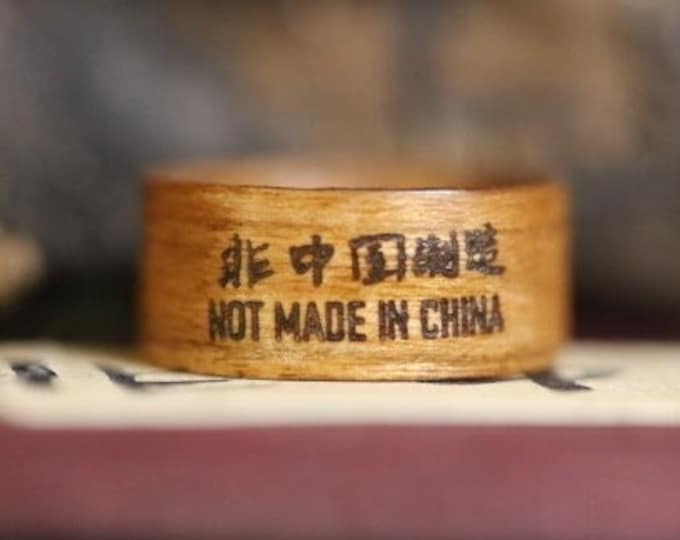 Pyrography wood wedding anniversary ring - A recycled maple wood ring from Canada - A personalized love ring - Handcrafted in Montréal