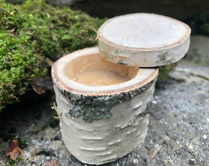 Personalized birch box for engagement ring. Original and unique eco-friendly ring box. Handcrafted in Montreal