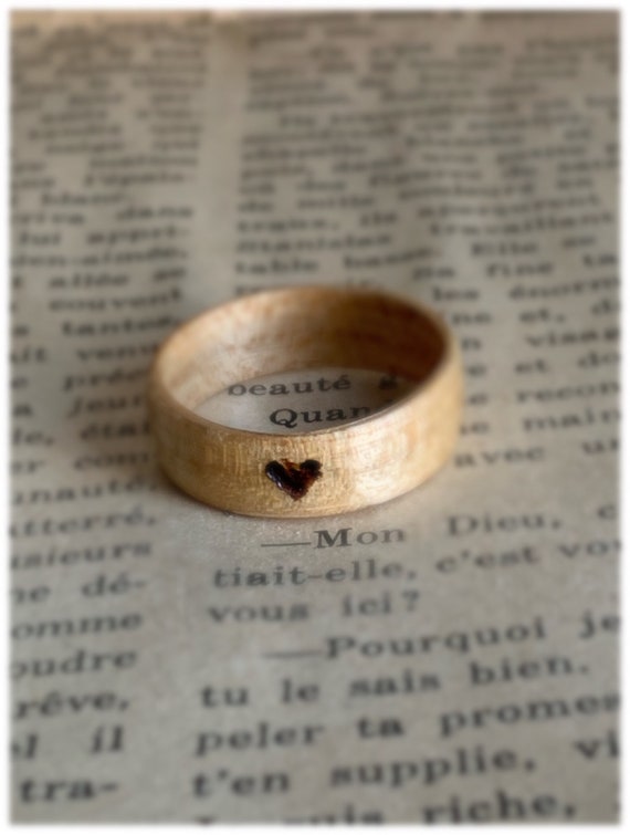 Pyrography wood wedding anniversary ring - A recycled maple wood ring from Canada - A personalized love ring - Handcrafted in Montréal