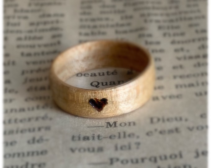 Pyrography wood wedding anniversary ring - A recycled maple wood ring from Canada - A personalized love ring - Handcrafted in Montréal