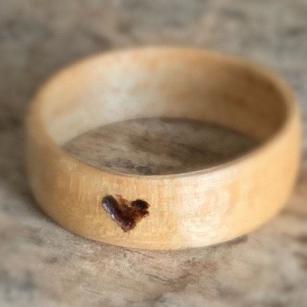 Pyrography wood wedding anniversary ring - A recycled maple wood ring from Canada - A personalized love ring - Handcrafted in Montréal