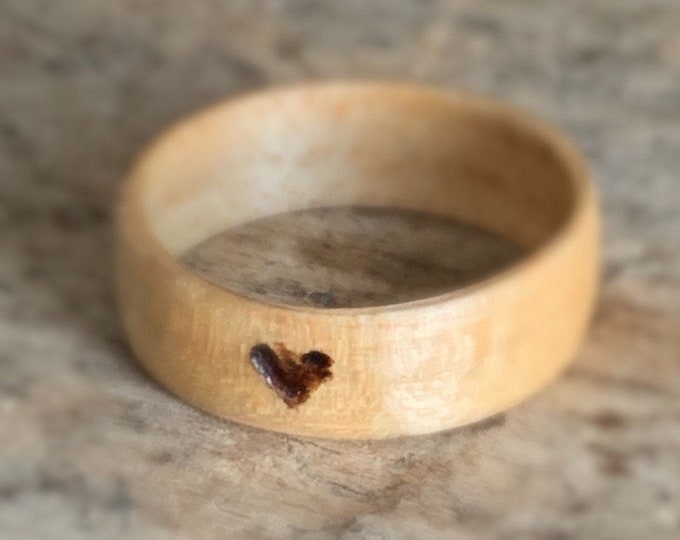 Pyrography wood wedding anniversary ring - A recycled maple wood ring from Canada - A personalized love ring - Handcrafted in Montréal