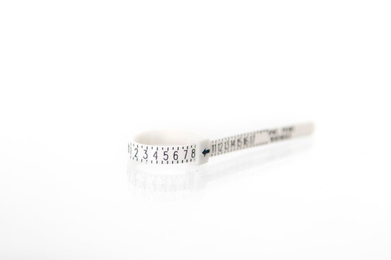 Plastic ring sizer to know your exact ring size. Sent by regular mail, ask and updgrade for express shipping