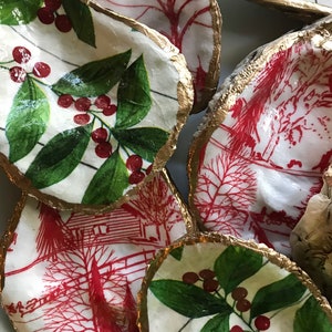 Painted Oyster shell ring dish/ Decorated oyster shell, jewelry holder/ trinket bowl /hostess gift-pattern Holidays