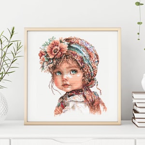 Puede incluir: Una niña pequeña con cabello castaño y ojos azules lleva un pañuelo de cabeza colorido con flores. Está mirando hacia un lado con una expresión pensativa.