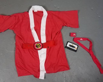 RARE 1995 Mighty Morphin Power Rangers Fitness entraînement ceinture cassette costume des années 90 rouge ranger Gi arts martiaux