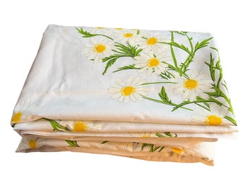 VTG Vera Daisy Burlington Flat And Fitted Twin Sheets Percale Daisies Condition: a couple untreated spots on the flat See photos for detail
