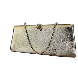 Cartera de mano vintage de vinilo dorado metalizado de mediados de siglo, bolso de noche, opción de cadena para el asa, estado: algo de pérdida de tono dorado en el pestillo, buen estado general