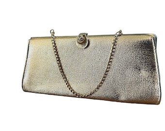 Vintage Mid-Century Metallic Gold Vinyl Clutch Monedero Bolso de noche Opción de cadena para el mango Condición alguna pérdida de tono dorado en el pestillo, buen general