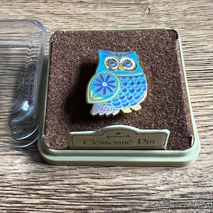 Nos Vintage Hallmark Blue GoldTone Cloisonne OWL Figura Pin Broche Esmalte. Condição: novo na embalagem original Veja as fotos para detalhes, por favor