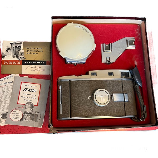 Vintage POLAROID Land Camera Model 800 With Case and Extras Presentation Set. Condition: untested sold as is with original packaging clean,