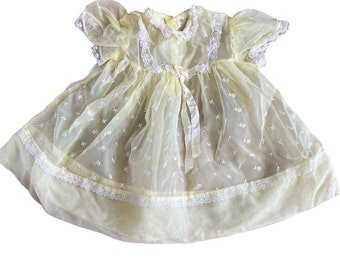 vintage 0-3 m bébé fille jaune transparent robe oeillet Etat quelques fils perdants sur les oeillets, pas de taches, a besoin de repassage Voir les photos pour plus de détails p