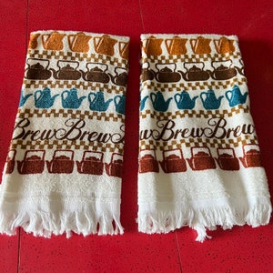Dos teteras, cafeteras y toallas de cocina BD vintage, usadas, fabricadas en EE. UU. La primera condición tiene una impresión descentrada, estas
