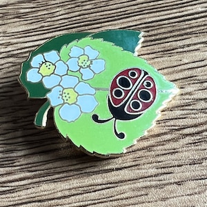 Spilla vintage Hallmark Cards Goldtone Strawberry Blossom Ladybug Smalto Pin. Condizione: nuovo vecchio stock senza imballaggio Vedi foto per de