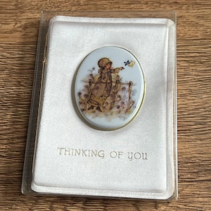 VTG Mary Hamilton "Thinking Of You" porselein camee zakje boekje HALLMARK Geschreven door Mary Dawson HughesStaat: nieuwe oude voorraad in origineel