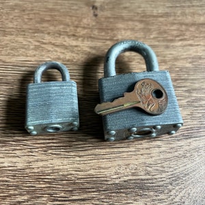 2x VTG Master Lock-merkhangsloten met oud leeuwenlogosleutel nr. 1 en kleiner VS-staatnr. 1 heeft bijpassende sleutel, kleinere niet