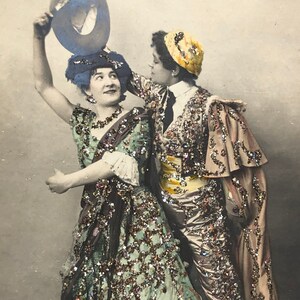 Antieke Victoriaanse ansichtkaart kostuum mode theater handgeschilderd getint met glitter ephemera